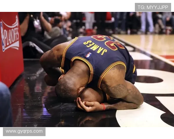 足球明星受伤瞬间高清图片展现运动的残酷与荣耀