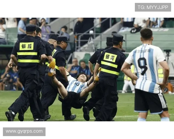 足球明星因玩手机被小孩质疑引发热议引发社会对偶像行为的讨论