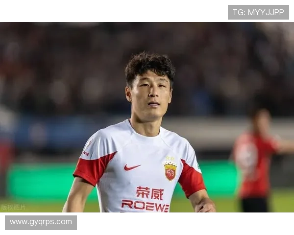 足球明星因护照问题遭拘留引发球迷热议与媒体关注