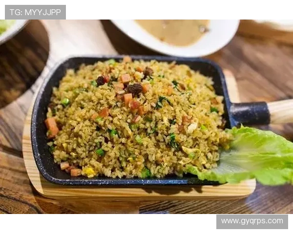 足球明星品尝中国炒饭的美味瞬间与文化碰撞的奇妙体验