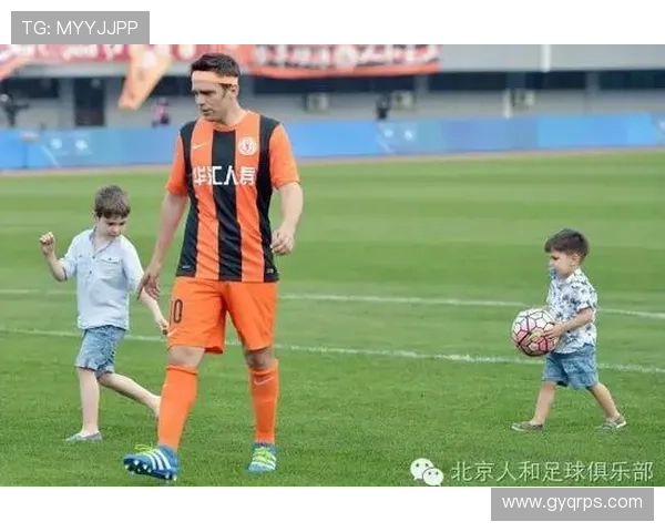 足球明星温情瞬间抱小孩展现父爱光辉与运动精神的完美结合